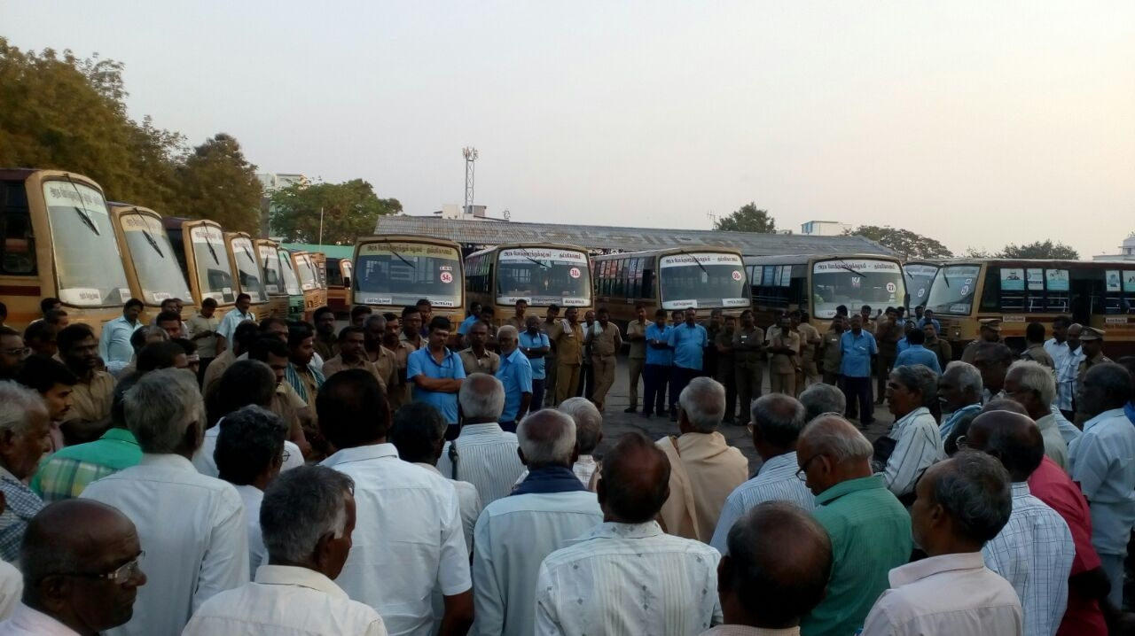 Photo of 50 நாட்கள் கழித்து…! அரசு ஊழியர்களை ‘ஸ்பெஷலாக’ கவனித்த அரசு…!