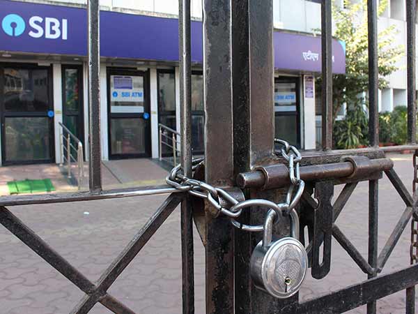 Photo of வங்கி ஊழியர்கள் இன்று ஸ்டிரைக் – நாடு முழுவதும் வங்கி சேவை முடங்கியது.