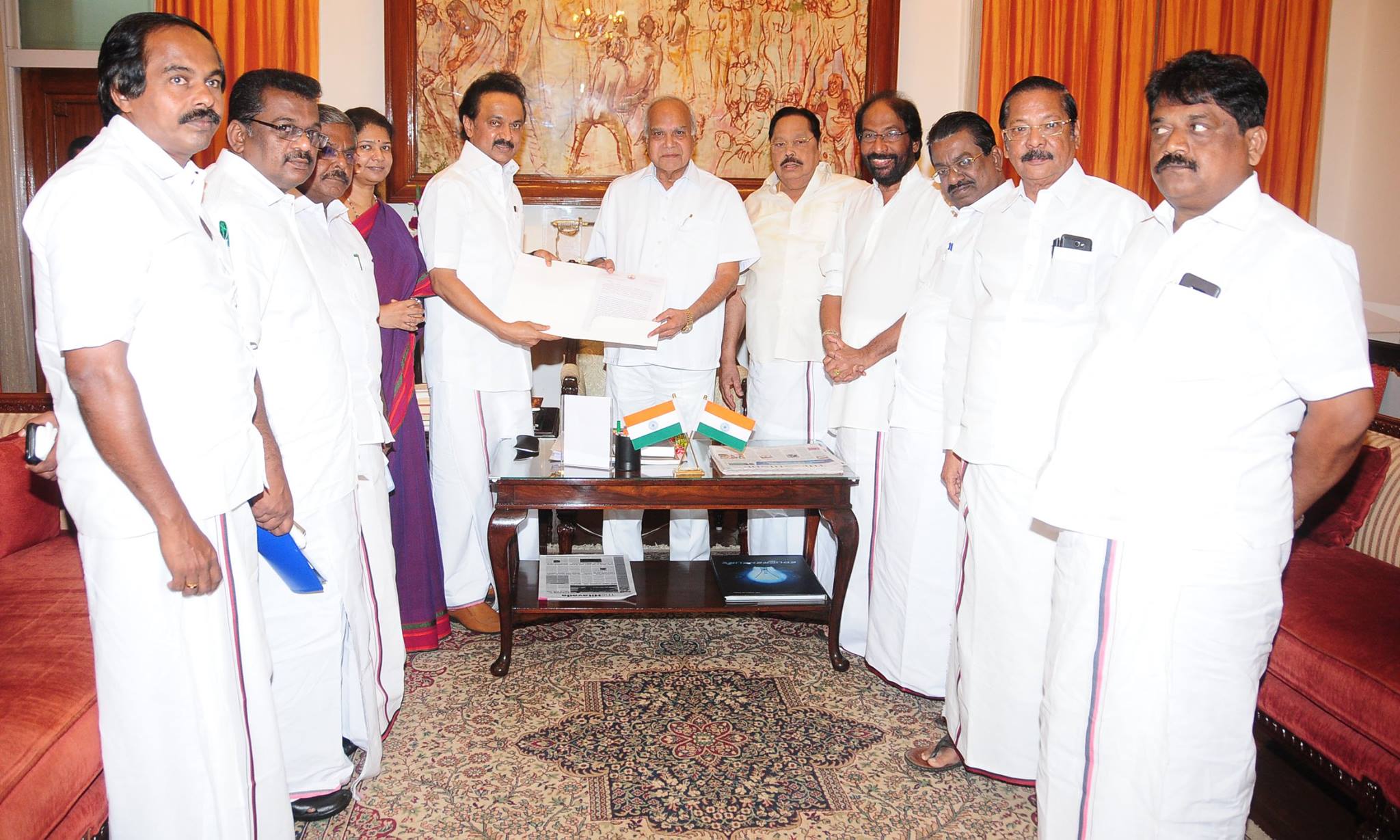 Photo of கோடநாடு விவகாரம் குறித்து முதல்வரை விசாரிக்க தனி குழு அமைக்க வேண்டும்…. ஆளுநரிடம் ஸ்டாலின் முறையீடு !