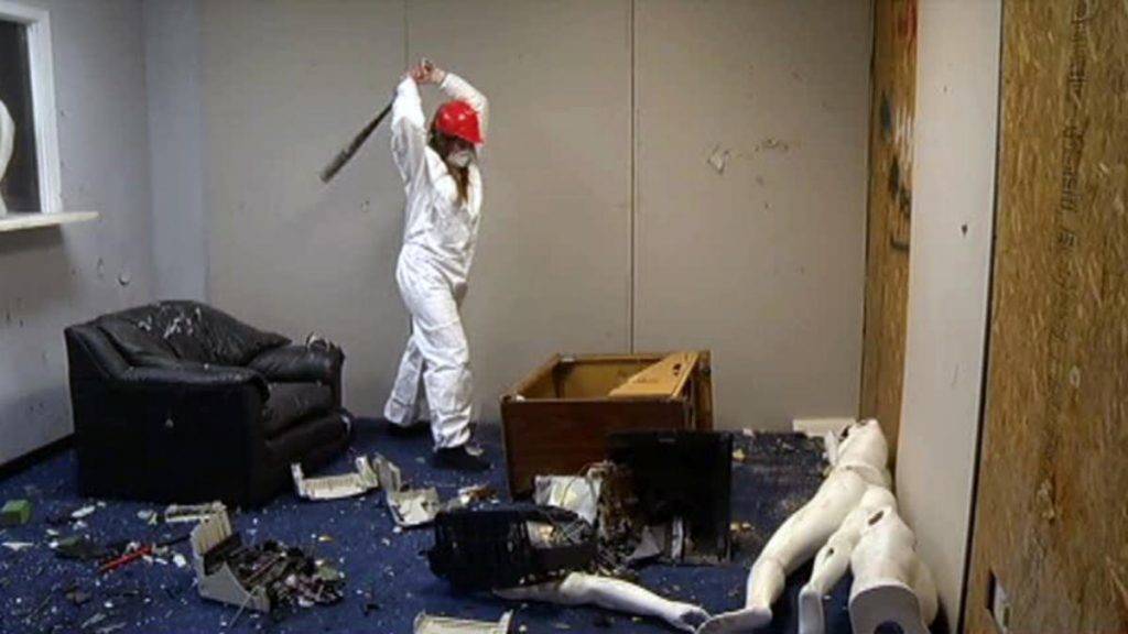 Photo of சீனாவில் திறக்கப்பட்டது வினோத கடை – ஆத்திரம் தீரும் வரை பொருட்களை உடைக்கலாம் !!