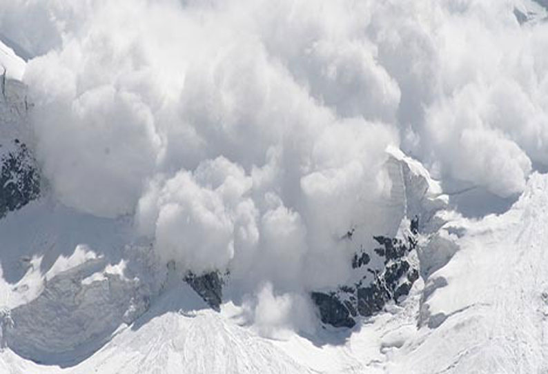 Photo of காஷ்மீரில் ஏற்பட்ட பனிச்சரிவில் சிக்கி 10 தொழிலாளர்கள் உயிரிழப்பு!