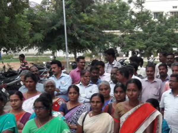 Photo of போராட்டத்தில் ஈடுபட்டு வரும் ஆசிரியருக்கு பதிலாக தற்காலிக ஆசிரியர்கள் – பள்ளி கல்வித்துறை அரசாணை