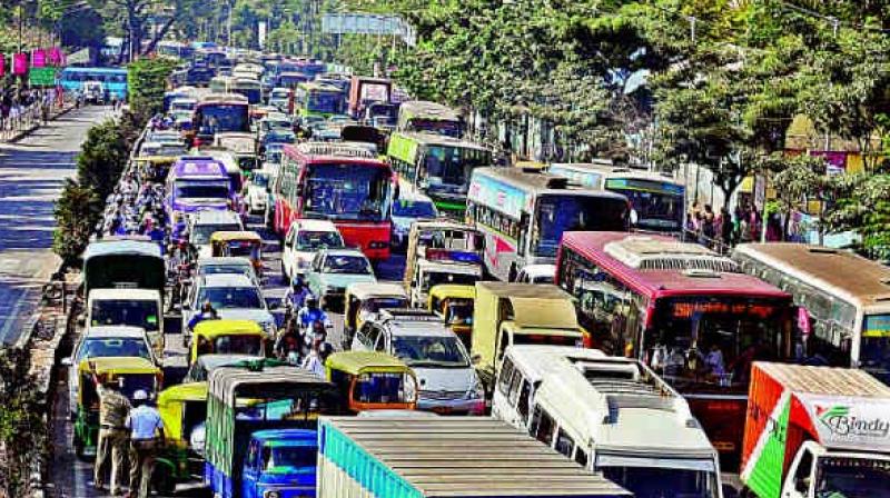 Photo of சென்னையில் மீண்டும் கொண்டாட தொடங்கப்பட்டது ‘பஸ் டே’ – வியாசர்பாடி அருகே போக்குவரத்து முடங்கியது.