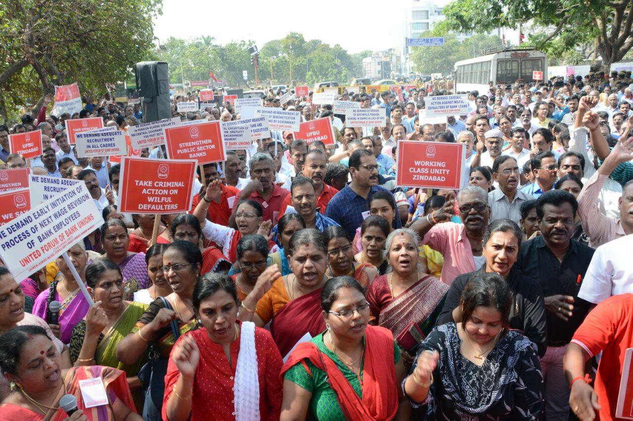 Photo of மத்திய அரசு ஊழியர்கள் இன்று வேலை நிறுத்தம் – தமிழக எல்லையில் போக்குவரத்து நிறுத்தம்