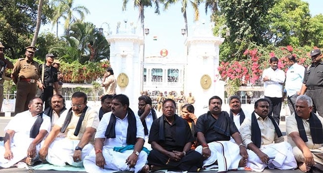 Photo of தொடரும் தர்ணா போராட்டம் பதட்டத்தில் கிரண் பேடி!