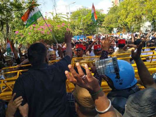 Photo of புதுவையில் தொடரும் பதட்டம்! தள்ளு முள்ளு!