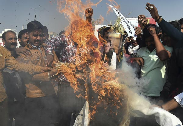 Photo of பயங்கரவாதிகளை எதிர்த்து நாடெங்கும் போராட்டங்கள்  – மக்கள் கண்டனம்