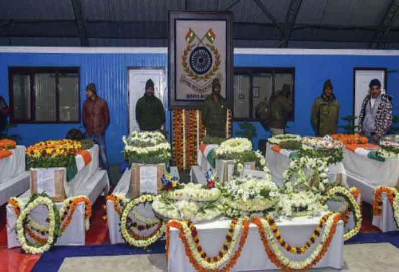 Photo of புல்வாமா தாக்குதல் – உயிரிழந்த வீரர்களின் உடல்கள் அவரவர் வீடுகளுக்கு சென்றது – மக்கள் கண்ணீர் மல்க அஞ்சலி செலுத்தினர்.