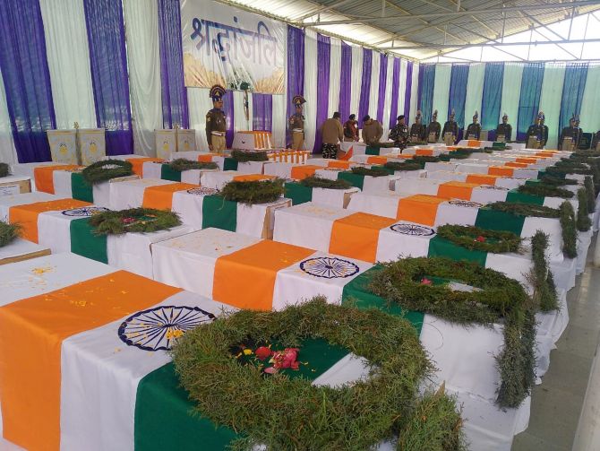 Photo of புல்வாமா தாக்குதலில் வீரமரணமடைந்த 40 சி.ஆர்.பி.எப் வீரர்களின் குடும்பத்திற்கு ரூ.1 கோடி நிதிஉதவி – மத்திய அரசு அறிவிப்பு