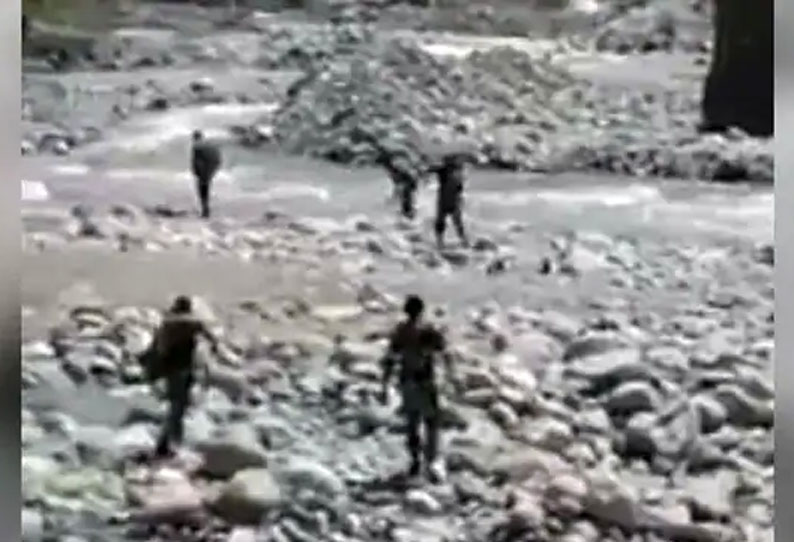 Photo of ஆற்றில் அடித்து செல்லப்பட்ட சிறுமியை காப்பாற்றிய சி.ஆர்.பி.எப் வீரர்கள்