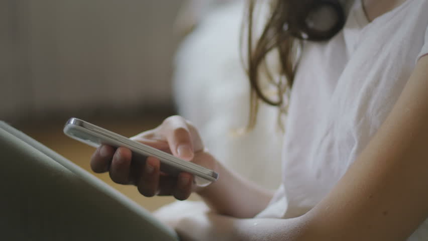 Photo of திருமணம் ஆகாத பெண்கள் செல்போன் பயன்படுத்த கூடாது ; மீறினால் ரூ.2 லட்சம் அபராதம்