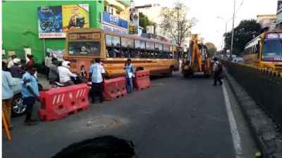 Photo of சென்னை ராயபுரத்தில் உள்ள சாலையில் திடீர் பள்ளம் – வாகன ஓட்டிகள் அவஸ்தை