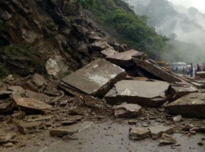 Photo of இமாச்சல பிரதேசத்தில் பயங்கரம் – சொகுசு விடுதி இடிந்து விழுந்தது ; 7 பேர் உயிரிழப்பு