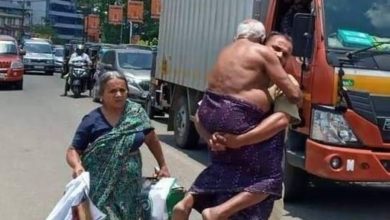 Photo of தந்தையை தூக்கி சென்ற மகன் – வைரலான வீடியோவால் போலீஸ் மீது வழக்கு பதிவு