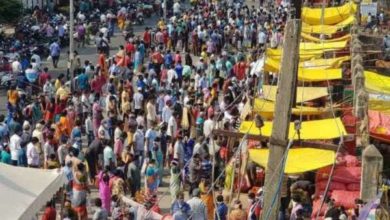 Photo of 4 நாட்கள் ஊரடங்கு எதிரொலி!: பொருட்களை வாங்க குவிந்த பொதுமக்கள்!!.