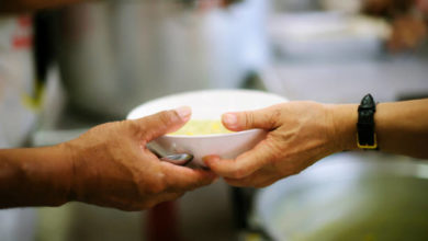 Photo of 170km காலில் செருப்பின்றி உண்ண உணவின்றி நடந்தே வந்த சிறுவனும் அவரின் குடும்பமும்