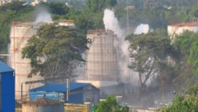 Photo of ‘பொத்’, ’பொத்’ என்று கீழே விழுந்த ஆயிரம் பேர்…! விசாகப்பட்டினத்தில் நடந்த அதிர்ச்சி சம்பவம்..!