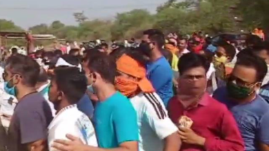 Photo of சமூக விலகலை ’சாய்த்த சரக்கு’…! மதுக்கடைகளில் முண்டியத்த கூட்டம்..!